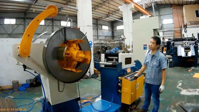 Машина для изготовления металлических петель