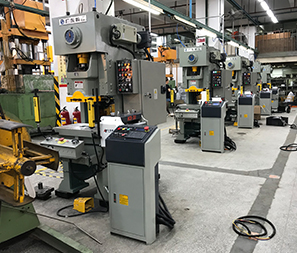 Машина для изготовления металлических пуговиц