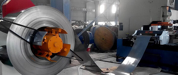 Машина для изготовления металлических пуговиц