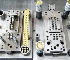 Машина для изготовления металлических пуговиц