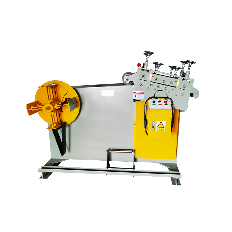 Выпрямитель-размотчик типа GO для листов толщиной от 0.4 до 3.2 мм.