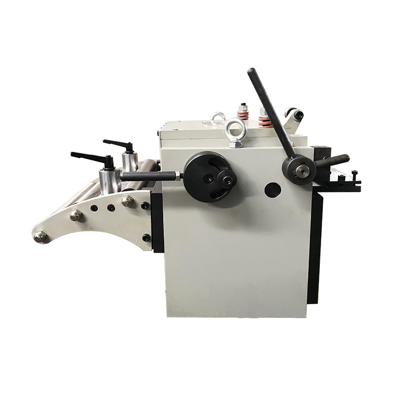 Податчик листового металла с сервоприводом типа JNC для листов толщиной 0.2-2.5 мм, с механической системой разгрузки.